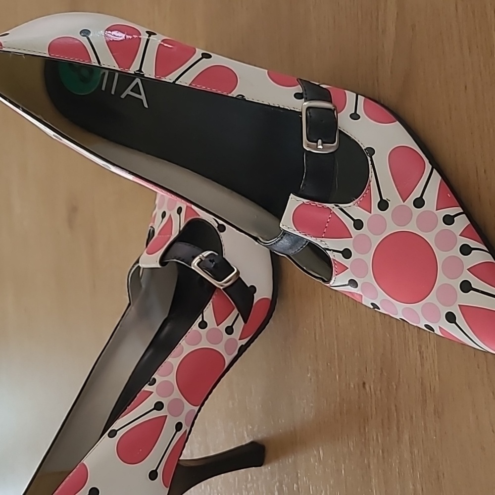 Shoes - Picture 4 of 6